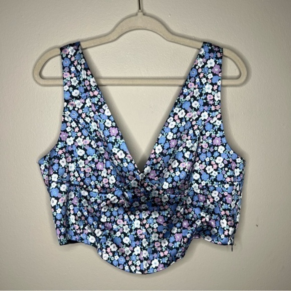 The Frolic Floral‎ V-Neck Sleeveless Crop Top